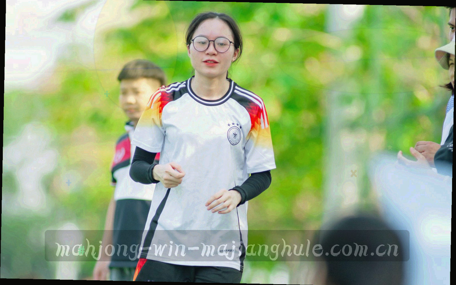 当季规则纸卡与麻将牌在暖金灯光下铺开，组成赛季专题封面